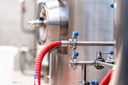 不锈钢锅炉和带有管道的容器，用于在啤酒厂酿造啤酒