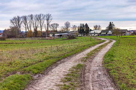 一条土路穿过农田通往德国的一个村庄