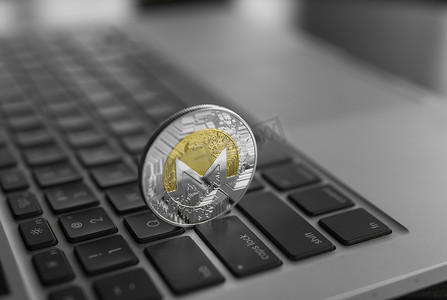 笔记本电脑上的 Monero 硬币符号，未来概念金融货币，加密货币符号。
