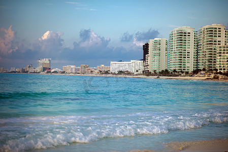 在加勒比海滩的海岸在区域Hoteleria 在坎昆。