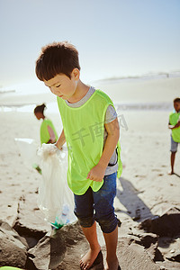 环境、清洁和海滩上有污染的儿童进行清理、污垢和环保志愿者。
