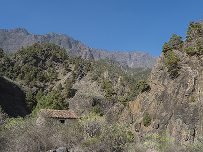 Barranco de las Angustias 峡谷山沟的老石屋位于远足小径 Caldera de Taburiente，拉帕尔马，加那利群岛，西班牙