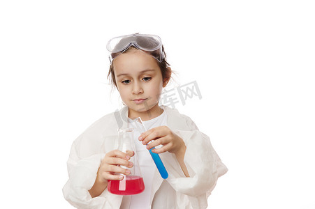 一个穿着实验室外套的小女孩的手，拿着实验室试管和装有化学品和试剂的烧瓶，被白色隔离