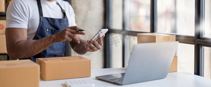 开办小型企业 中小企业主和企业家 在收货箱上写下地址并检查在线订单以准备包装箱子、销售给客户、在线中小企业商业理念。