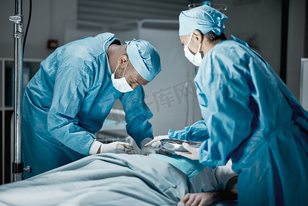 手术室中的病人摄影照片_医院、外科和保健医生在手术室对病人进行紧急手术。