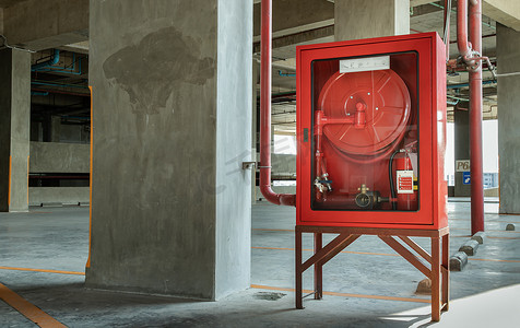 公寓停车场设有红色消防设备柜或消防装置灭火柜。