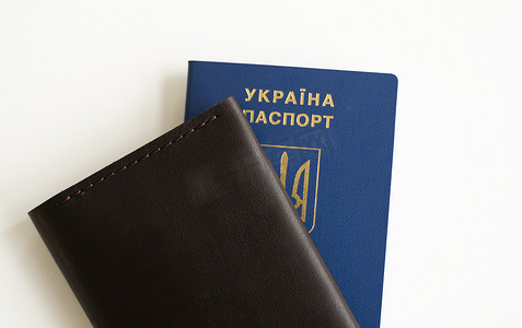 国际移民摄影照片_白色背景上有皮革封面的乌克兰护照，有选择的焦点。