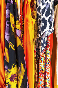 衣挂服装摄影照片_色彩缤纷的女装和裙子挂在墨西哥壁橱的衣架上。