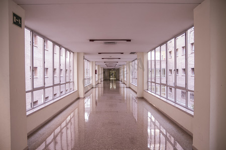 医院外观摄影照片_白色的医院走廊，干净卫​​生的空间