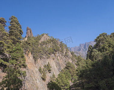 西班牙加那利群岛拉帕尔马远足小径 Caldera de Taburiente 的 Roque Idafe，安古斯蒂亚斯峡谷峡谷的岩层景观