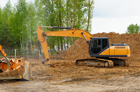 挖掘机正在为房子挖坑。
