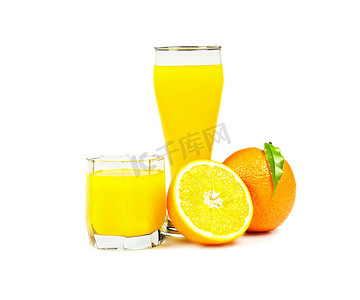 两杯橙汁，一个完整的橙子，一半在白坝上