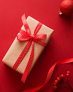 端午节礼摄影照片_圣诞礼物、节礼日和传统节日礼物平铺、红色背景的经典圣诞礼盒、带节日装饰品的包裹礼物和节日装饰品