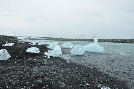 冰岛 Jokulsarlon 的 Fellsfjara 黑沙钻石海滩上晶莹剔透的冰块