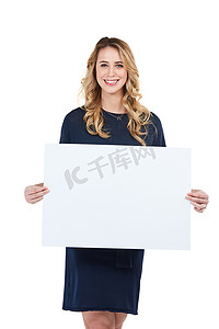 拿着标牌或海报营销和宣传品牌的女性，在工作室的白色背景中隔离了一个模型。