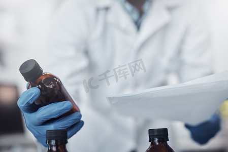 手、瓶子和科学与医生一起在实验室工作以进行研究或医学创新。