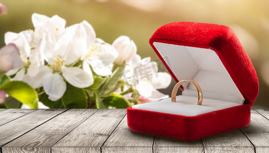 结婚戒指图标摄影照片_近距离观察白花，盒子里的结婚戒指，里面有植物