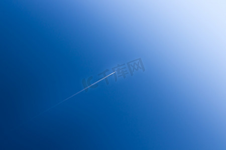 地球轨迹摄影照片_飞机翱翔在蓝天
