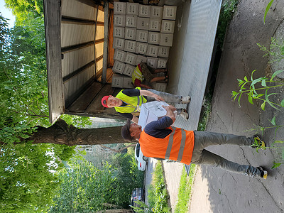 志愿者从卡车上卸下人道主义援助箱