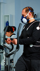 运动员在实验室设施的交叉训练器上跑步以获得运动表现
