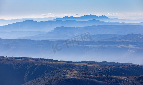 来自西班牙的山全景图片，蒙塞尼山