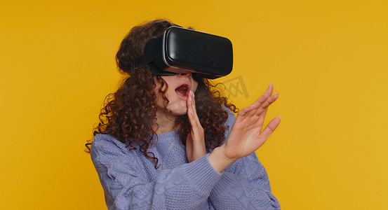 使用虚拟现实耳机头盔玩模拟游戏应用、观看视频内容的年轻女性
