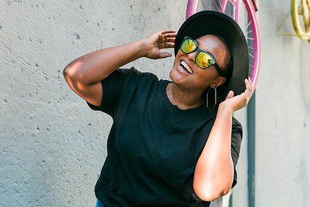 特写时尚千禧一代或 z 世代非洲裔美国女孩，头发卷曲，戴着时髦的太阳镜，在城市-夏季嬉皮士照片与 instagram 风格