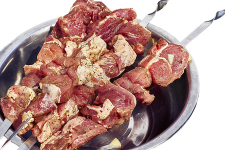 生鲜肉摄影照片_生鲜肉，在铁碗中串上香料，用于烧烤、烧烤
