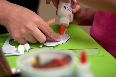 妈妈的手在夏季节日帮助孩子胶水艺术项目