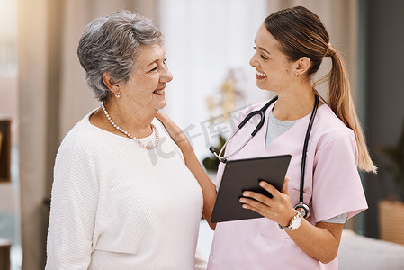 护士与老人摄影照片_平板电脑、医疗保健和护士与高级女性一起提供数字帮助、支持或健康检查、数据和结果以及微笑。