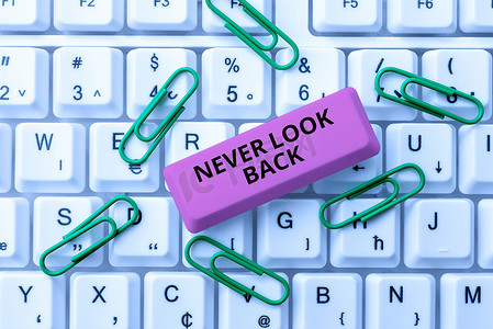 呈现 Never Look Back 的文字说明。