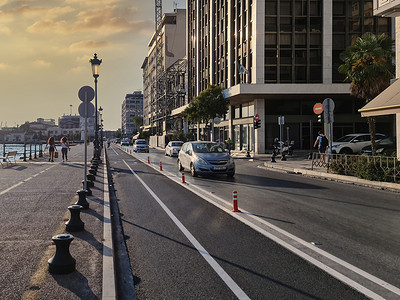 塞萨洛尼基摄影照片_希腊塞萨洛尼基在柏油路旁边的新城市交通自行车道。