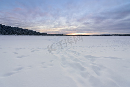 冰湖在冬天的季节覆盖着大雪和天空