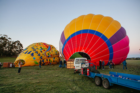 热气球在澳大利亚膨胀