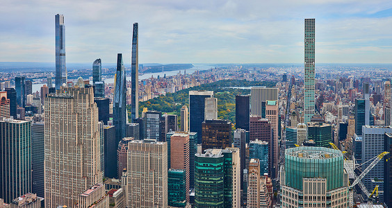 俯瞰中央公园和在建的摩天大楼高高在纽约市首脑会议一号