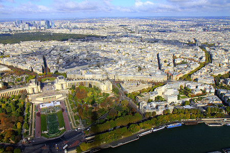 日出时分，巴黎埃菲尔铁塔上方的巴黎建筑和法式屋顶，法国巴黎