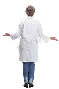 穿着干净制服走在白色背景上的医生的背影