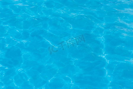 具有反射和波面背景抽象图案的蓝色清池水