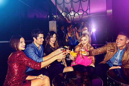 与朋友在俱乐部聚会、干杯和新年，在庆祝活动中一起喝酒。