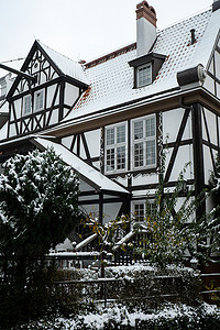 下雪别墅摄影照片_冬天美丽的传统乡间别墅。