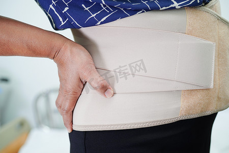 亚洲老年人佩戴弹性支撑带可以帮助减轻背痛。