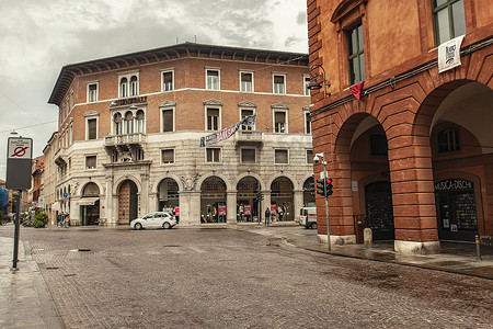 布拉拉宫摄影照片_意大利费拉拉十字路口的建筑