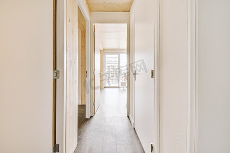 狭窄的走廊摄影照片_有门和灯的狭窄的走廊