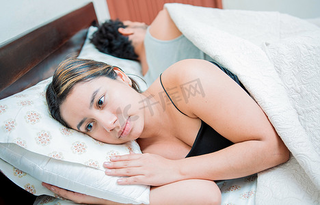 年轻夫妇吵架和分开睡觉。