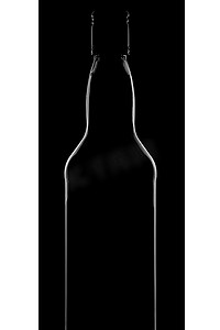 一瓶威士忌在黑色背景上的剪影。