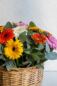 明亮美丽的花束，有黄色、橙色和红色的花朵、雏菊、碎片、特写。由五颜六色的非洲菊、菊花制成的花卉质地。