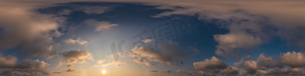 360度摄影照片_蓝色的傍晚天空无缝全景球形 equirectangular 360 度视图与积云，落日。