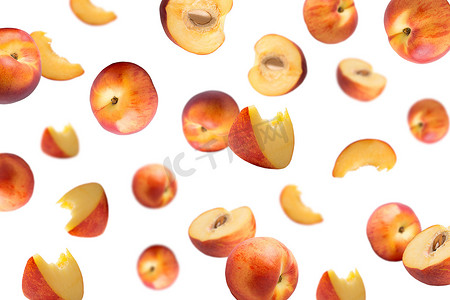 纹样背景摄影照片_落在白色表面上的桃子用于广告