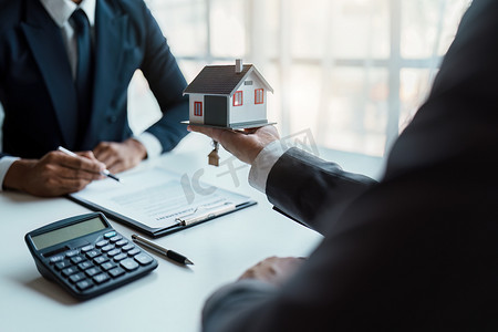 购买房屋和土地的房地产公司在同意签订购房协议和贷款协议后，将钥匙和房屋交付给客户。