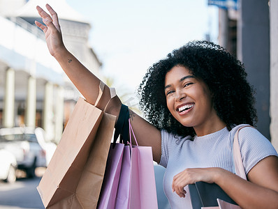 黑人女性带着微笑和购物袋购物，在户外购物中心挥手致意，在罗马招呼出租车或交通工具，零售和顾客。